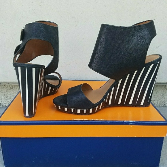 Edgy Arturo Chiang Wedges - Picture 5 of 5